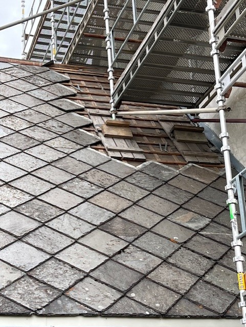 Detalj av skifertak under utskifting